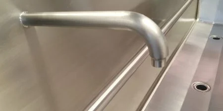El acero inoxidable en la industria cárnica: usos y beneficios 2 Grifo de acero inoxidable